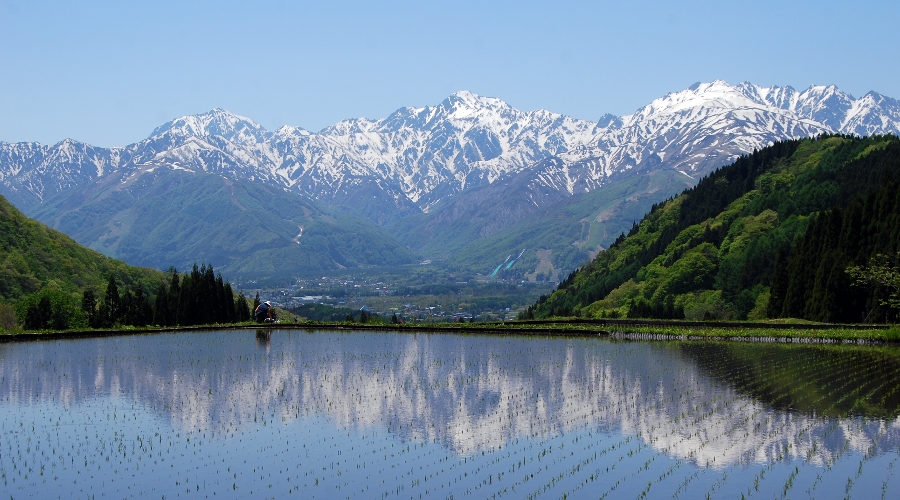 Bergpanorama in den Japanischen Alpen mit Gebirgssee