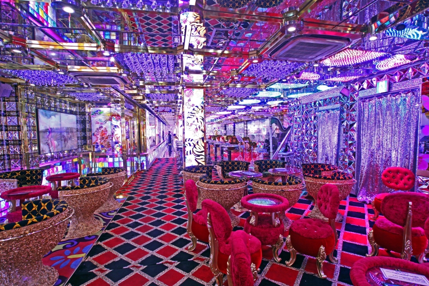 Roboterrestaurant Tokyo Inneneinrichtung des Roboterrestaurants